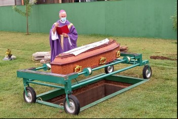 Corpo de Padre Ronaldo Brito é enterrado nesta segunda